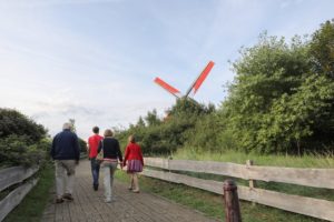 Zuid-Abdijmolen terug open vanaf 1 juli De Zuid-Abdijmolen heropent de deuren vanaf woensdag 1 juli na een lange sluitingsperiode door het coronavirus. Molenaar Patrick Geryl verwelkomt je heel graag opnieuw in de molen met de nodige veiligheidsmaatregelen. Voel hoe de wind speelt met de wieken, ruik de geschiedenis en ervaar een stukje uniek erfgoed. Het wordt een heel uniek bezoek, want per tijdslot krijgt maar één gezelschap toegang tot de molen voor een persoonlijke rondleiding. Reserveer je bezoek op voorhand! Wat je vooral moet doen op voorhand, is op tijd je bezoek reserveren. Info en reservatie: www.tenduinen.be.