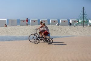 fietsers mogen opnieuw op de zeedijk fietsen in nieuwpoort