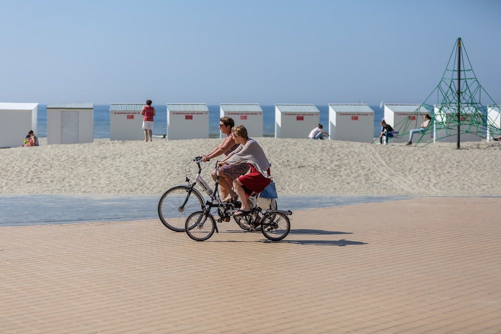 fietsers mogen opnieuw op de zeedijk fietsen in nieuwpoort
