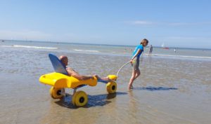 https://neemmemeemagazine.be/nieuw-strandrolstoel-waarmee-je-in-zee-kan-drijven/