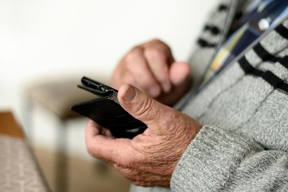 Telefoonbuddies bellen alleenstaande senioren - Gemeente De Panne