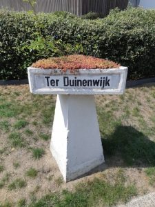 Groendienst voorziet nieuwe aanplanting voor de typische straatnaamborden in Oostduinkerke