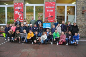 foto overhandiging cheque schepen Matthys Johan in vbs De Ladder