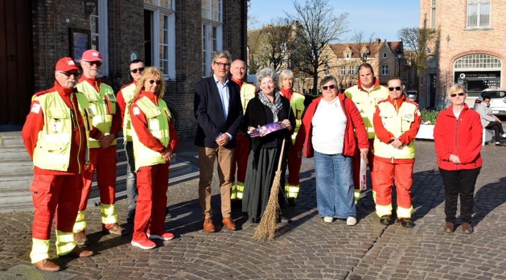 Jeanne Panne steunt stickeractie Rode Kruis Nieuwpoort