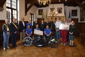 Bataljon Artillerie overhandigt cheque aan goede doelen