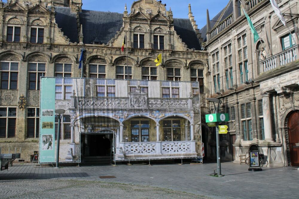 Restauratie pui Historisch Stadhuis Veurne gestart