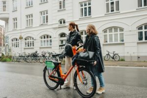 Nieuwe oranje deelfietsen voor Koksijde