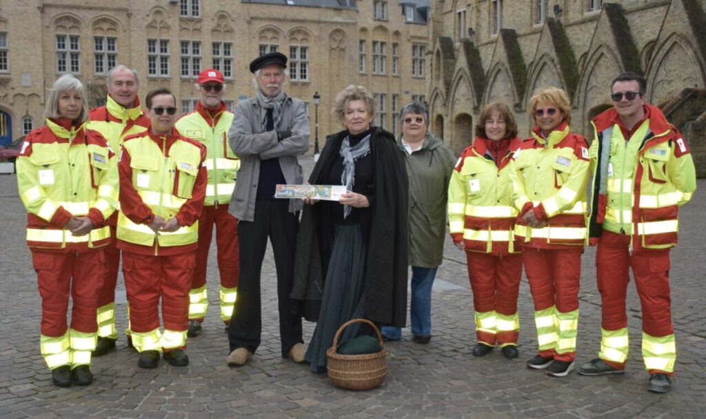 C:\Users\Bart\OneDrive\Bureaublad\Oorlogsheld Hendrik Geeraert steunt pleisterverkoop Rode Kruis Nieuwpoort.jpg